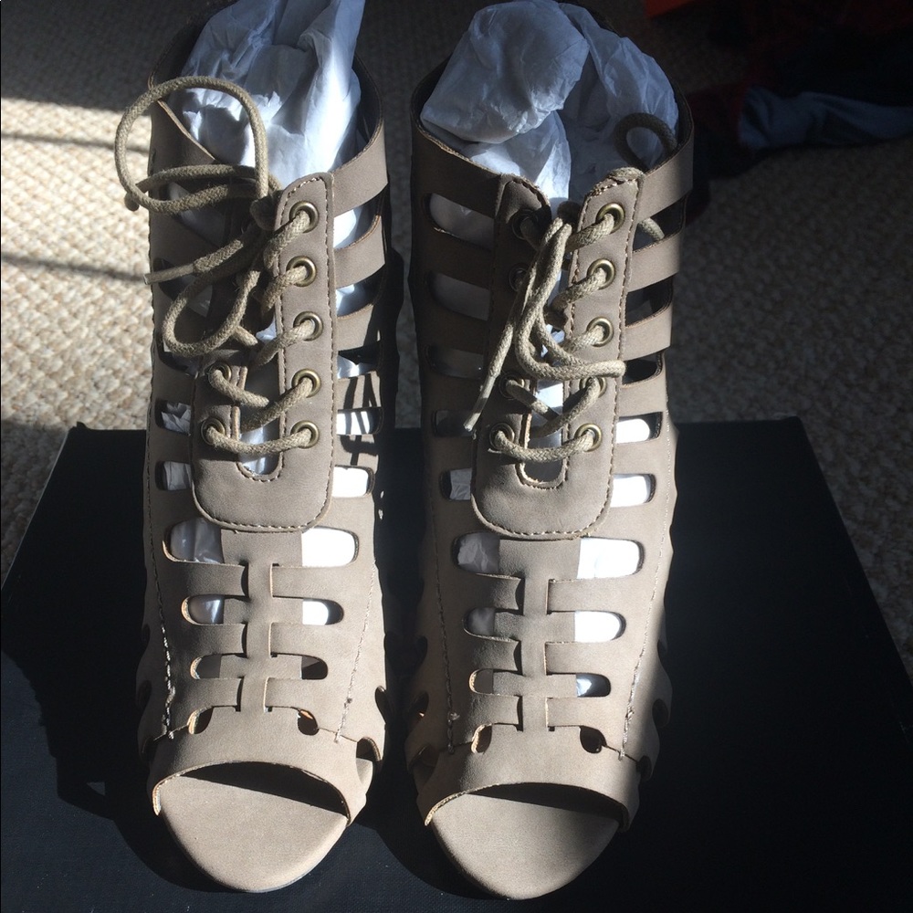 Wedge taupe shoes. Size 7(US)